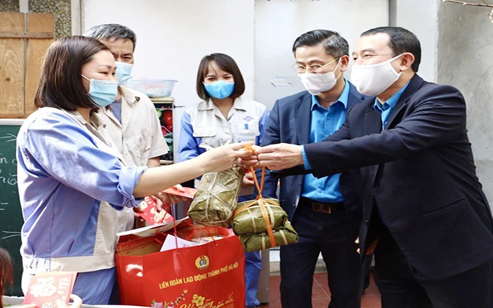 Đại diện Liên đoàn Lao động TP Hà Nội và Công đoàn các khu công nghiệp - chế xuất Hà Nội trao quà tặng công nhân lao động ở lại nhà trọ đón Tết. Ảnh: P. NGÂN