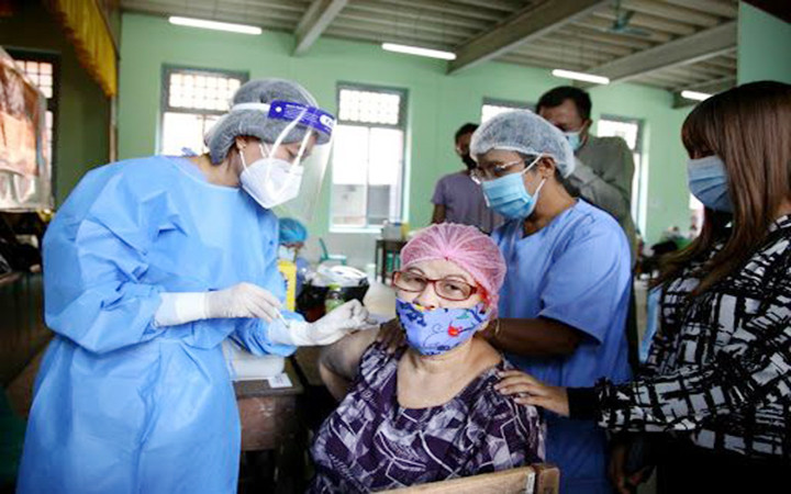 Tiêm vắc-xin ngừa Covid-19 cho người dân tại thành phố Y-ăng-gun, Mi-an-ma. Ảnh TÂN HOA XÃ