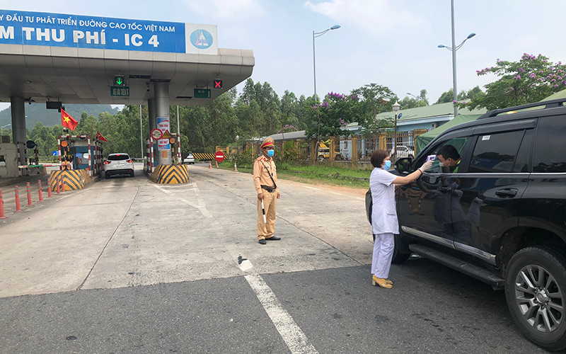 Lực lượng chức năng tại các chốt kiểm soát chặt chẽ người và phương tiện vào tỉnh Vĩnh Phúc.