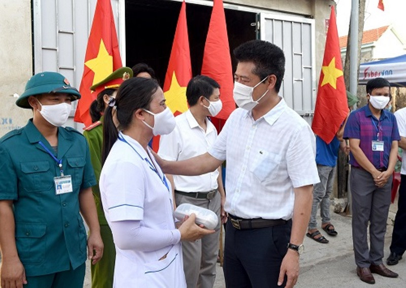 Lãnh đạo thị xã Hoàng Mai gặp gỡ, động viên các nhân viên y tế và những người tham gia giãn cách xã hội ở Quỳnh Lập.