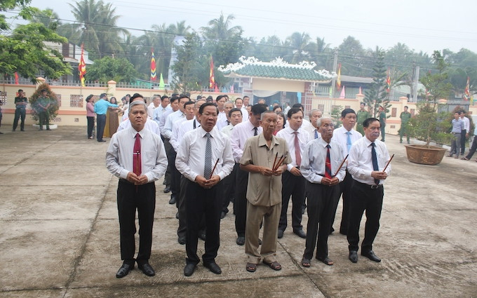 Lãnh đạo tỉnh Bến Tre thắp nhang tại khu tưởng niệm nhà thơ yêu nước Phan Văn Trị.