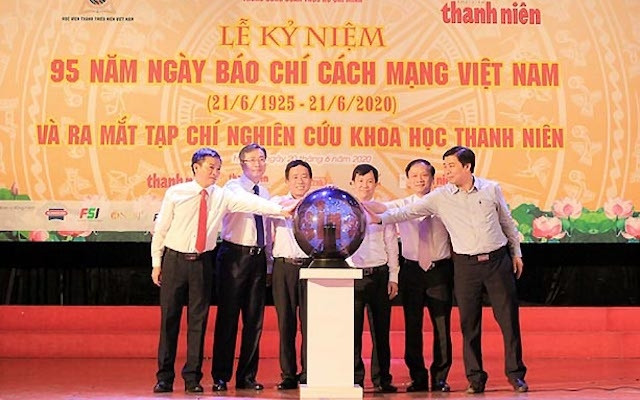 Đại diện lãnh đạo các đơn vị ấn nút khai trương Tạp chí Nghiên cứu khoa học thanh niên.