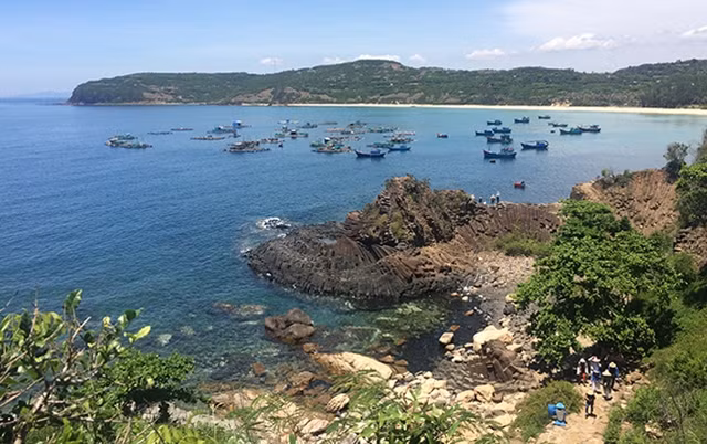 Gành Đá Đĩa, một điểm đến thu hút khách du lịch tại huyện Tuy An (Phú Yên). Ảnh: TRUNG SỸ