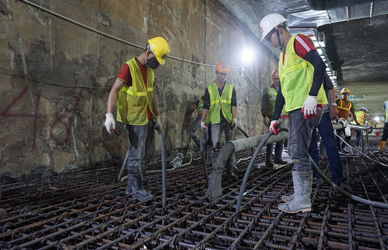 Công nhân đang thi công tại dự án đường sắt đô thị Nhổn-Ga Hà Nội.