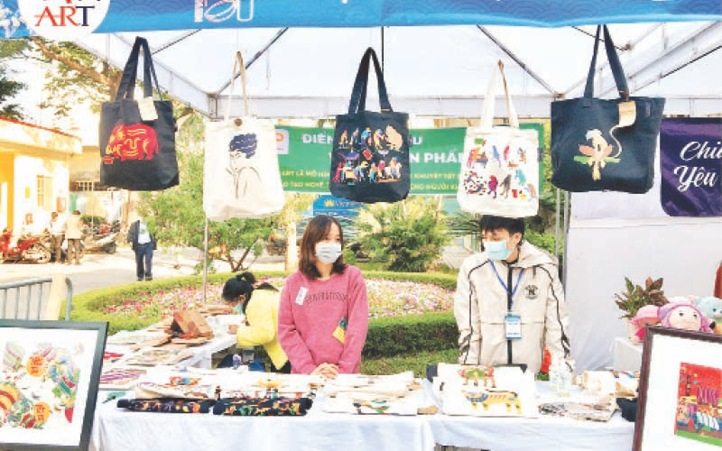 Giới thiệu sản phẩm của Vụn Art tại những sự kiện văn hóa.