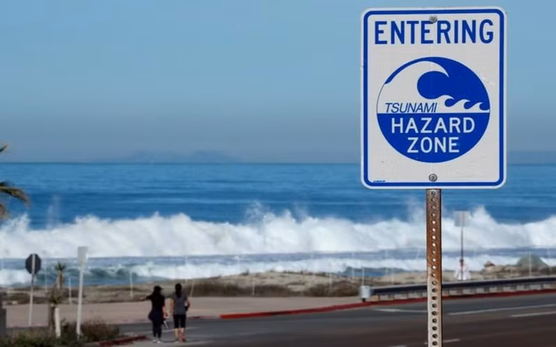 Biển cảnh báo sóng thần tại đường ven biển ở California, Mỹ, tháng 1/2018. (Ảnh: Reuters)