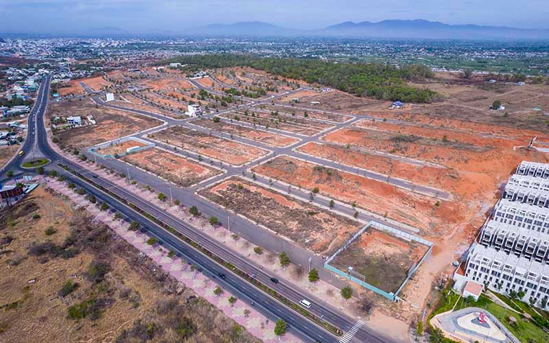 Dự án Khu thương mại dịch vụ và dân cư Tân Việt Phát 2, diện tích 92.600,9m2 thuộc quỹ đất 2 bên đường 706B (nay là đường Võ Nguyên Giáp và đường Nguyễn Thông), phường Phú Hài, TP Phan Thiết.