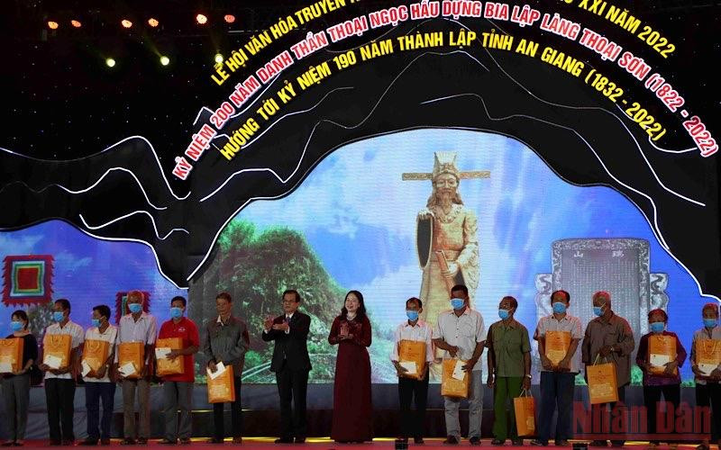 Đồng chí Võ Thị Ánh Xuân tặng quà cho các gia đình chính sách tiêu biểu.