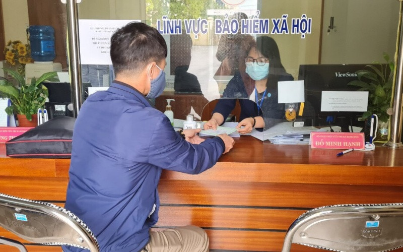 Người lao động nộp hồ sơ giải quyết chế độ tại cơ quan BHXH. (Ảnh: Trung Tâm)