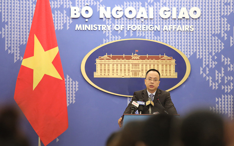 Phó Phát ngôn Bộ Ngoại giao Đoàn Khắc Việt trả lời câu hỏi của phóng viên tại họp báo thường kỳ ngày 12/5. (Ảnh: Bộ Ngoại giao)