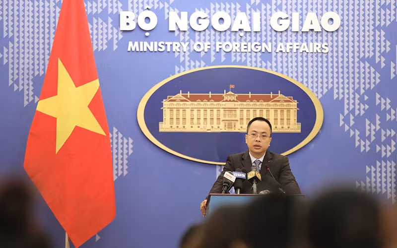 Phó Phát ngôn Bộ Ngoại giao Đoàn Khắc Việt trả lời câu hỏi của phóng viên tại họp báo thường kỳ ngày 12/5. (Ảnh: Bộ Ngoại giao)
