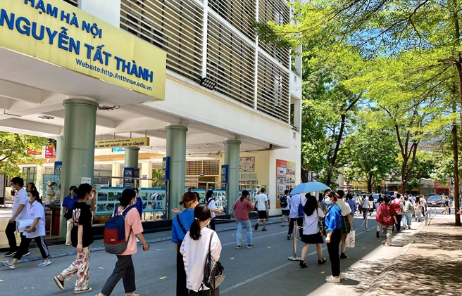 Tại kỳ thi vào lớp 10 Trường THCS và THPT Nguyễn Tất Thành ngaỳ 19/6. Ảnh: NTTHNUE
