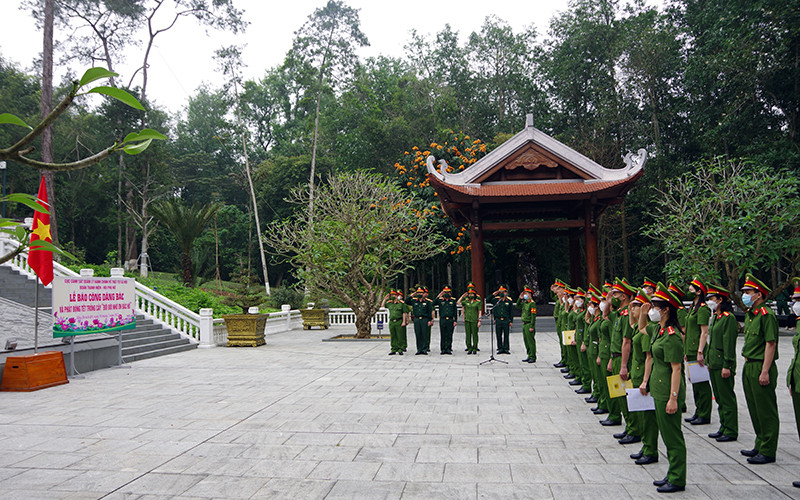 Ðoàn Thanh niên và Hội Phụ nữ Cục Cảnh sát quản lý hành chính về trật tự xã hội (Bộ Công an) tổ chức lễ báo công dâng Bác tại Khu di tích K9, tháng 3/2022. (Ảnh Ngọc Hà) 