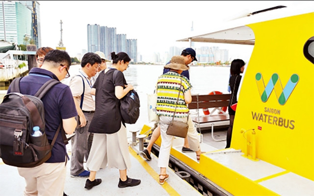 Tham quan thành phố bằng tuyến buýt sông Bạch Đằng - Linh Đông.