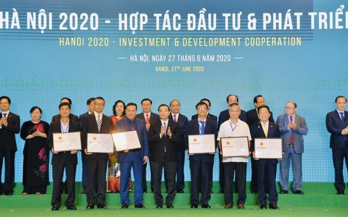 Ông Đỗ Quang Hiển, Chủ tịch HĐQT kiêm Tổng Giám đốc Tập đoàn T&T Group (hàng phía trước, thứ nhất từ phải sang) nhận quyết định chủ trương đầu tư dự án CCN Nam Phúc Thọ.