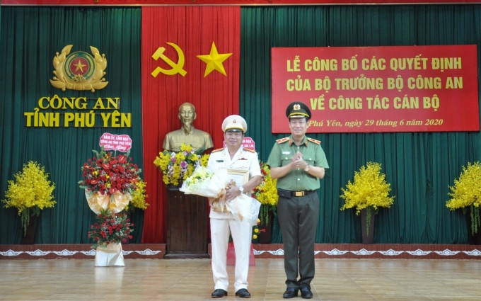 Đại tá Phan Thanh Tám, Phó Giám đốc Công an tỉnh Gia Lai (trái) giữ chức vụ Giám đốc Công an tỉnh Phú Yên.