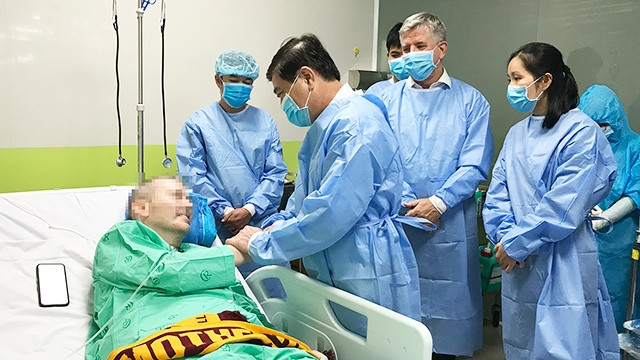 Chủ tịch UBND TP Hồ Chí Minh Nguyễn Thành Phong xúc động và bất ngờ trước sự hồi phục kỳ diệu của phi công người Anh.