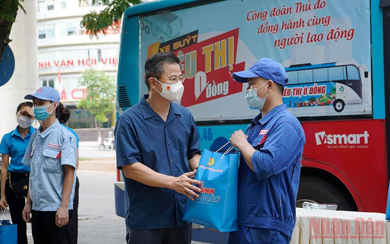 Hà Nội quan tâm, hỗ trợ để người lao động yên tâm trở lại làm việc, khôi phục sản xuất.