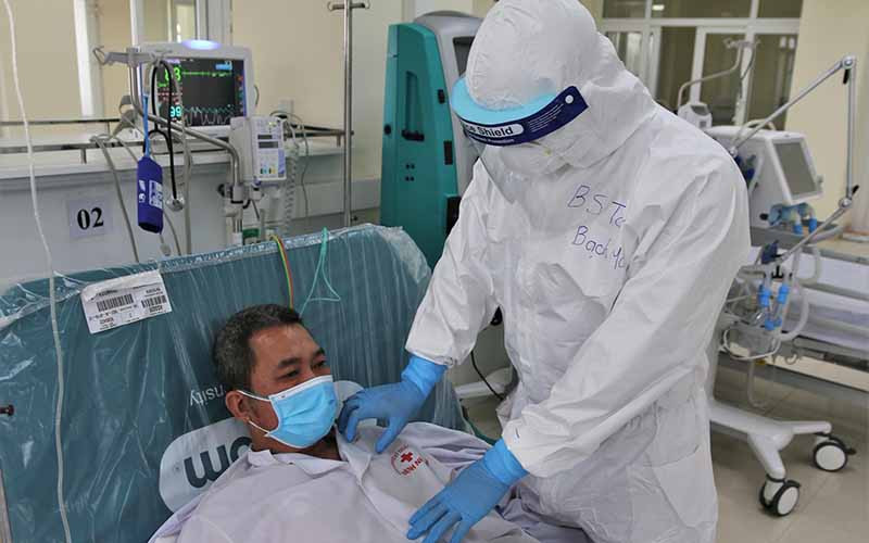 BS Toàn kiểm tra tình hình sức khỏe cho bệnh nhân COVID-19 trong phòng ICU (chăm sóc tích cực).