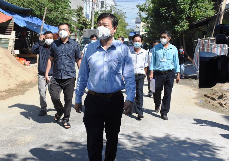 Đoàn công tác do Phó Viện trưởng Viện Vệ sinh Dịch tễ Trung ương PGS.TS Trần Như Dương kiểm tra tại tổ dân phố nơi bệnh nhân B. sinh sống.