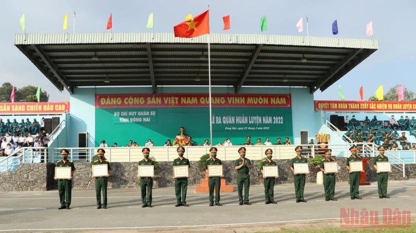 Trao tặng danh hiệu Đơn vị vững mạnh toàn diện “mẫu mực, tiêu biểu” của Tư lệnh Quân khu 7 cho 10 đơn vị.