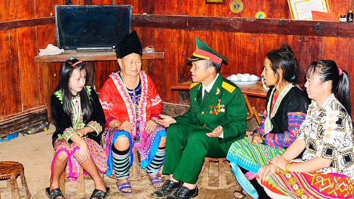 Già bản Vàng A Sình kể chuyện cho bà con nghe về lịch sử, về các anh hùng dân tộc.