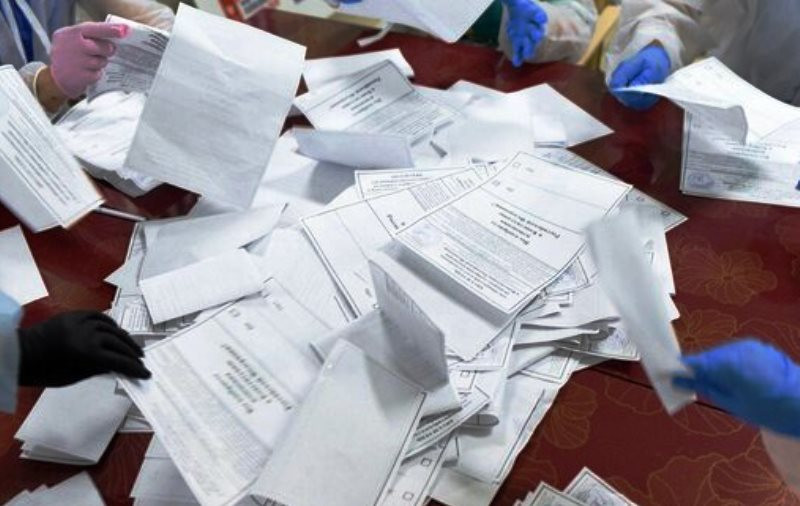 Công tác kiểm phiếu được tiến hành rất khẩn trương. (Nguồn RIA-Novosti)