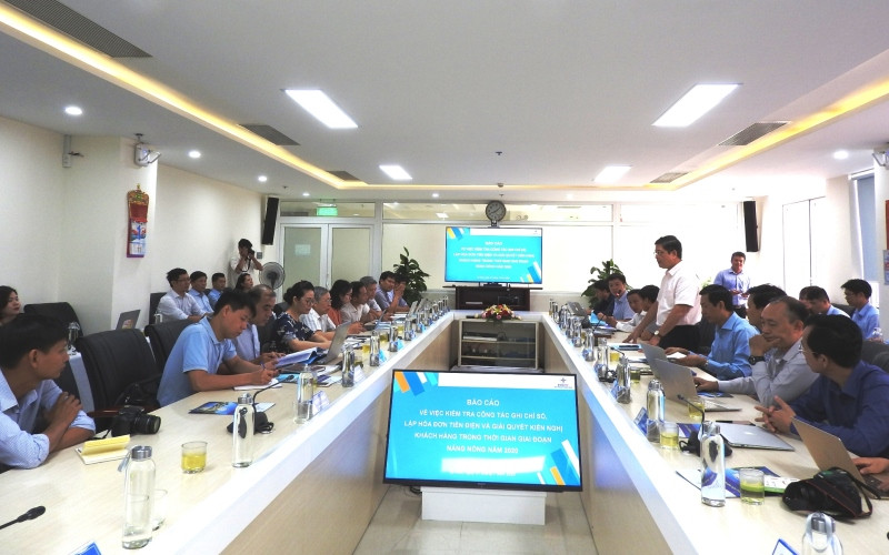 Đoàn kiểm tra liên ngành làm việc với Công ty Điện lực Thừa Thiên Huế.