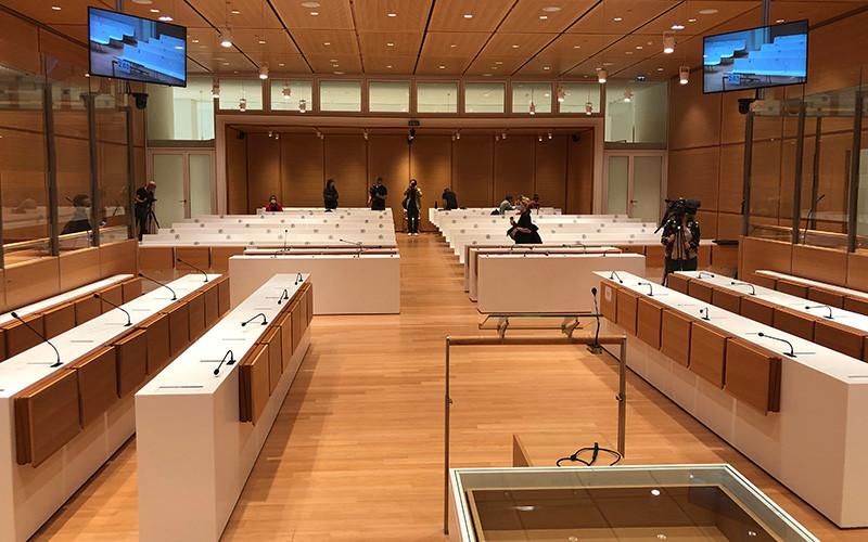 An ninh được thắt chặt bên trong và ngoài nơi ra phiên tòa. Ảnh: Aude Bariéty - Le Figaro.