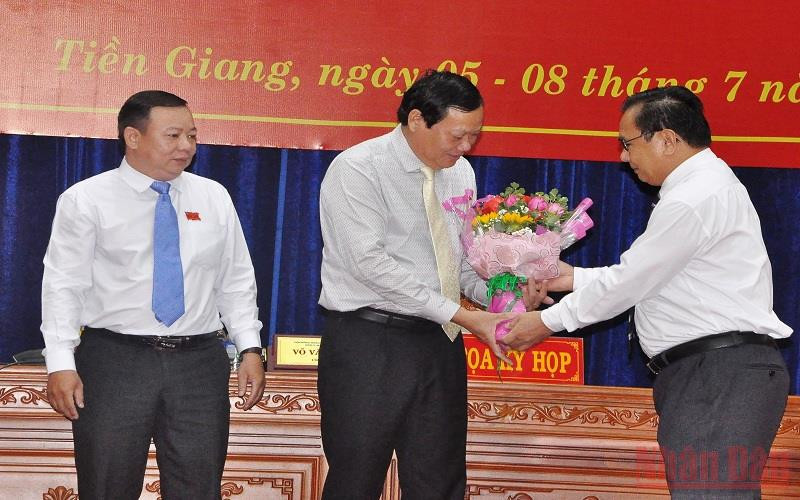 Đồng chí Võ Văn Bình, Phó Bí thư Thường trực Tỉnh ủy, Chủ tịch Hội đồng nhân dân tỉnh Tiền Giang tặng hoa chúc mừng đồng chí Nguyễn Hữu Lợi.
