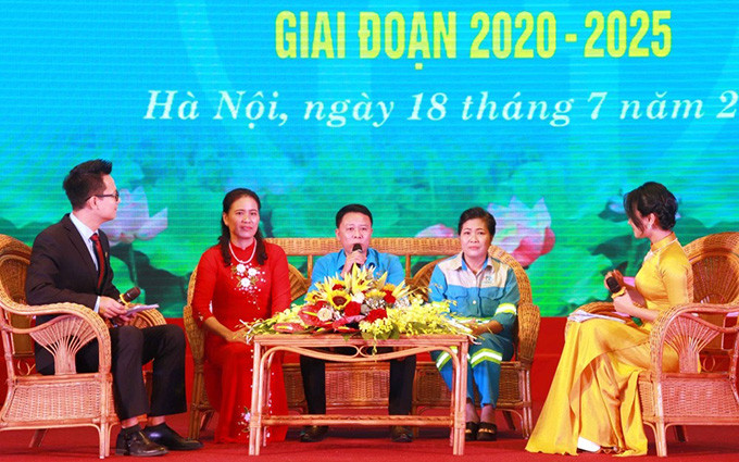 Các điển hình tiên tiến giao lưu, chia sẻ kinh nghiệm.