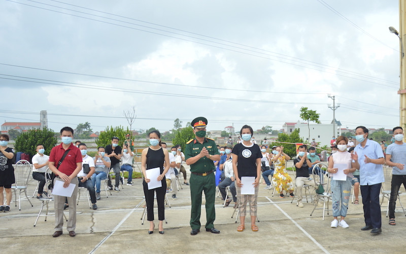 Bàn giao các công dân hoàn thành cách ly tập trung Nam Định.