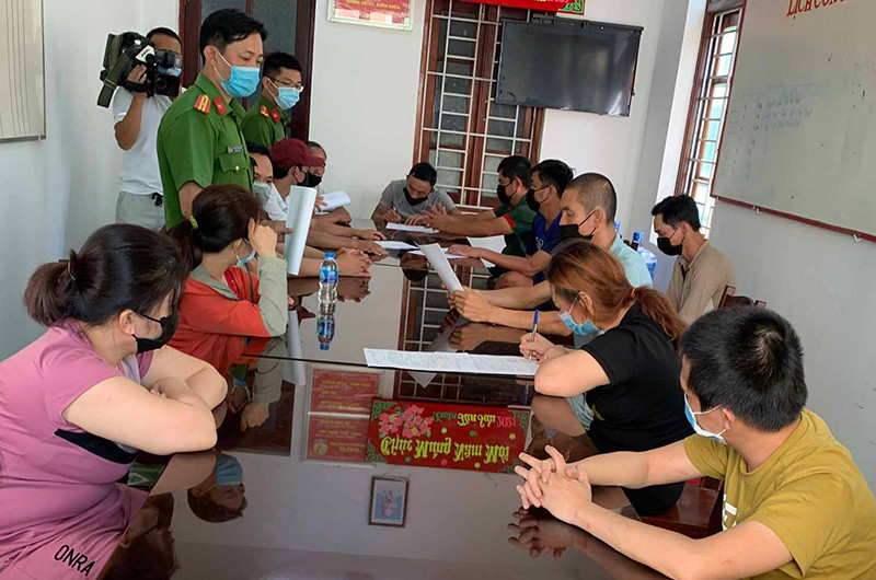 14 đối tượng bị khởi tố về các hành vi tổ chức đánh bạc và đánh bạc.