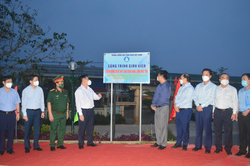 Đồng chí Nguyễn Trọng Nghĩa, Bí thư Trung ương Đảng, Trưởng Ban Tuyên giáo Trung ương cùng lãnh đạo tỉnh Quảng Ngãi thực hiện nghi thức kéo băng gắn biển công trình “Điện thắp sáng bằng năng lượng mặt trời”.
