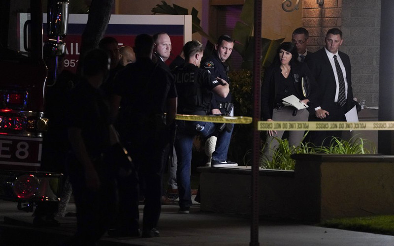 Các điều tra viên có mặt bên ngoài tòa nhà văn phòng, nơi xảy ra vụ xả súng. (Ảnh: AP)