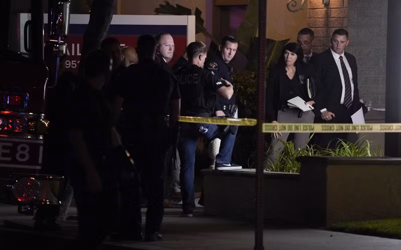 Các điều tra viên có mặt bên ngoài tòa nhà văn phòng, nơi xảy ra vụ xả súng. (Ảnh: AP)