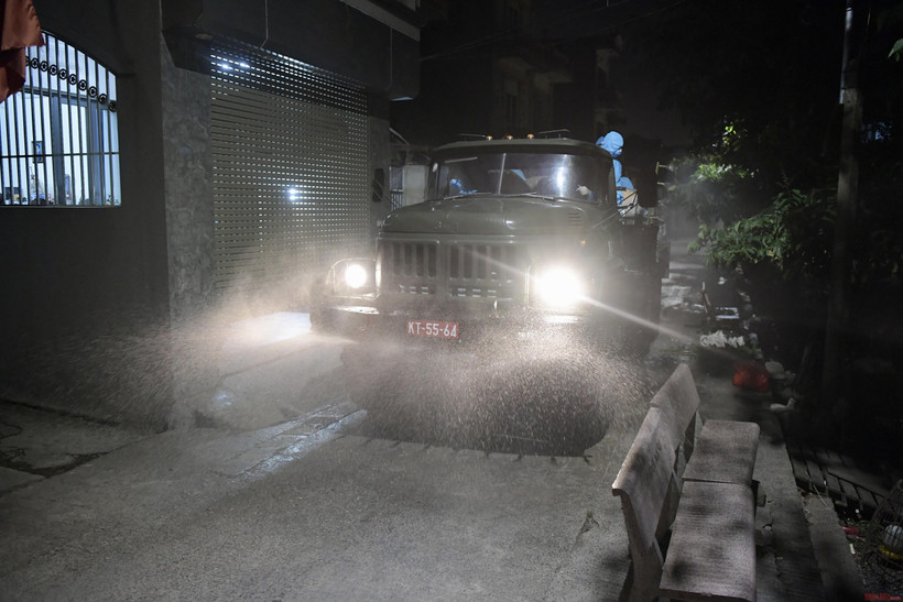 Xe chuyên dụng phun khử khuẩn khu vực có người nhiễm bệnh. Ảnh: DUY LINH