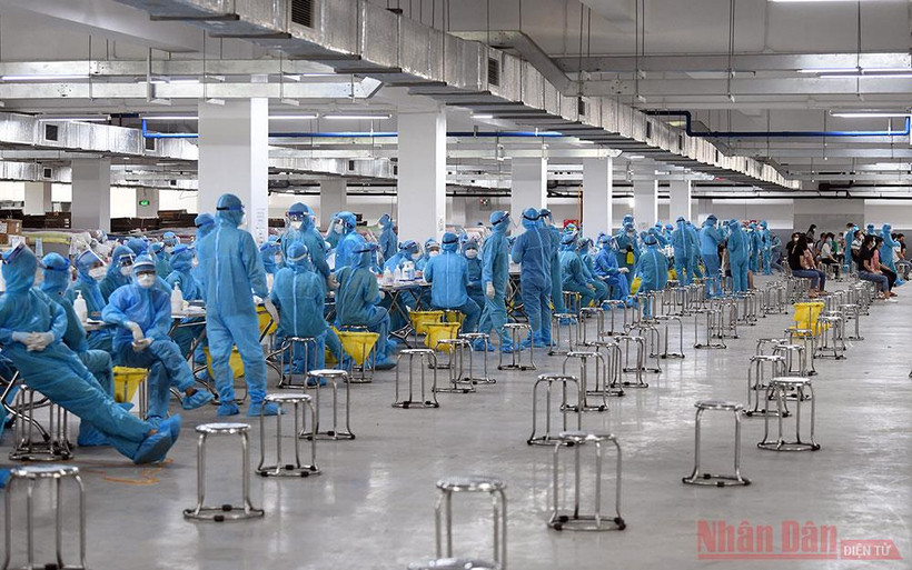 Lấy mẫu xét nghiệm cho công nhân KCN ở Bắc Giang.