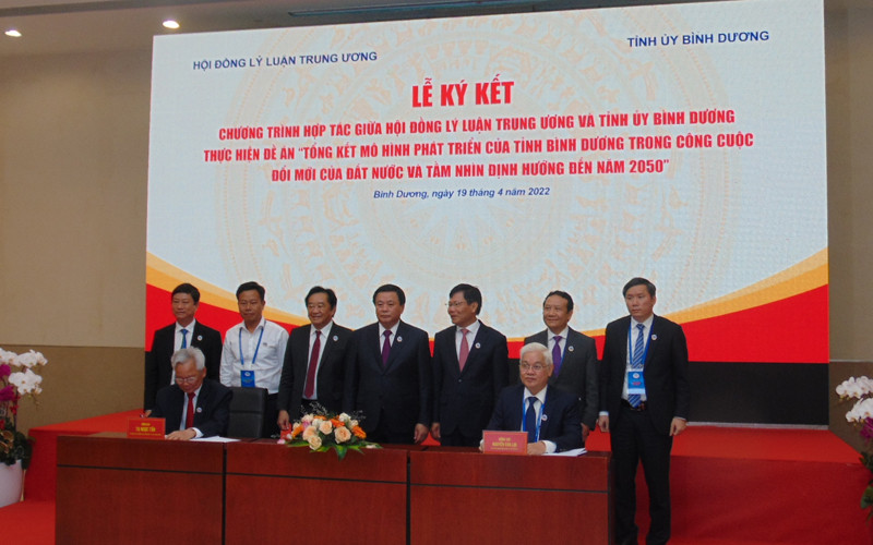 Ký kết Chương trình thực hiện Đề án.