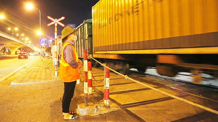 Công nhân đường sắt trong ca trực đêm. Ảnh: KHIẾU MINH