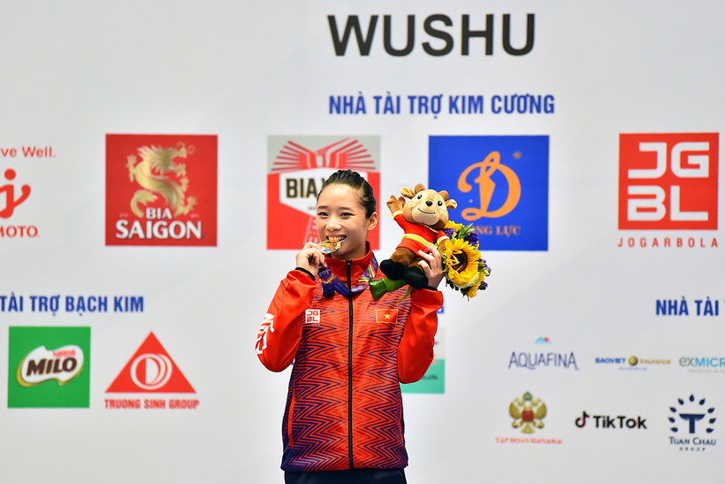 Dương Thúy Vi hoàn thành xuất sắc nhiệm vụ khi giành Huy chương Vàng nội dung Kiếm thuật nữ.