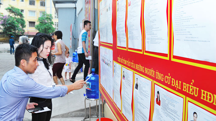 Cử tri tìm hiểu về các ứng cử viên. Ảnh: SONG ANH