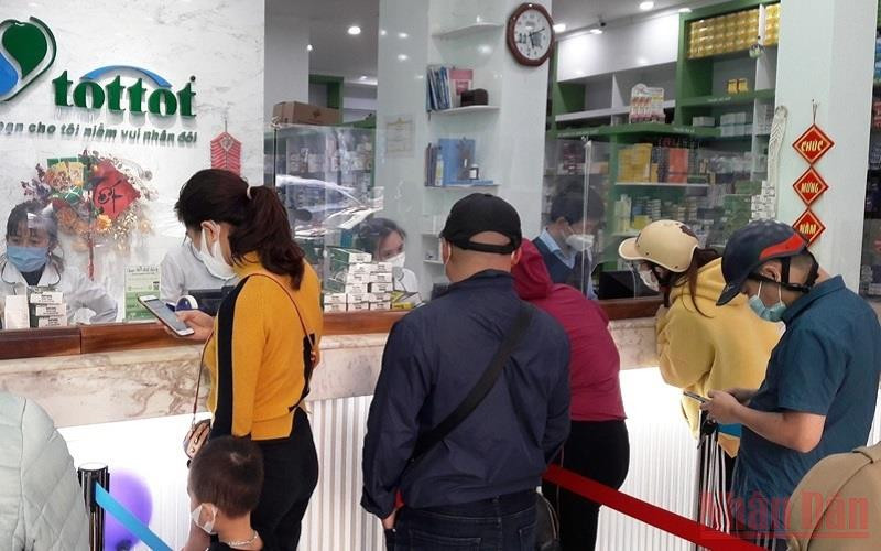 Người dân Thanh Hóa xếp hàng mua thuốc, vật tư y tế.