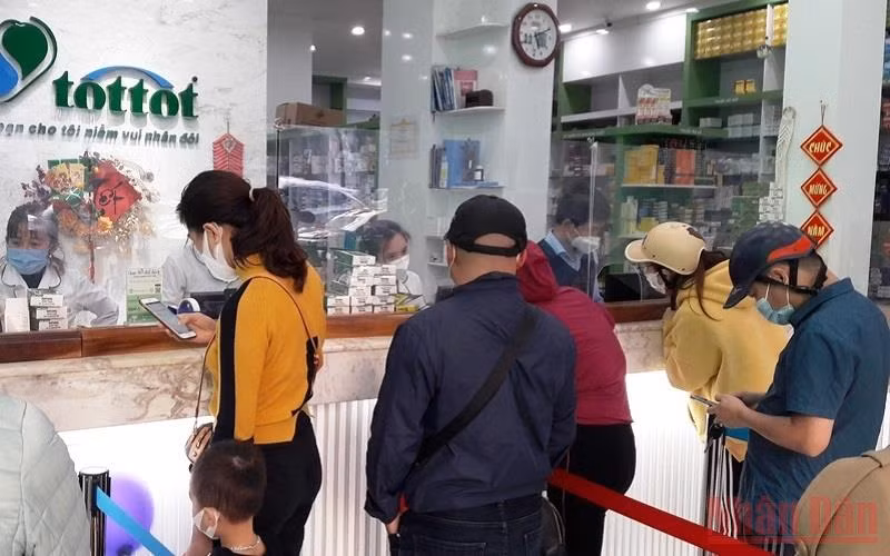 Người dân Thanh Hóa xếp hàng mua thuốc, vật tư y tế.