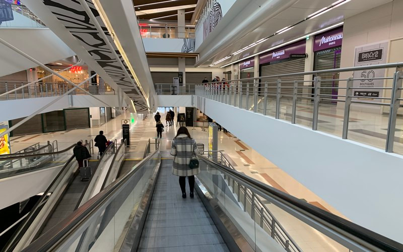 Các trung tâm thương mại rộng hơn 10 nghìn m2 ở các khu vực nguy cơ cao vắng hẳn khách vì chỉ được bán hàng thiết yếu.