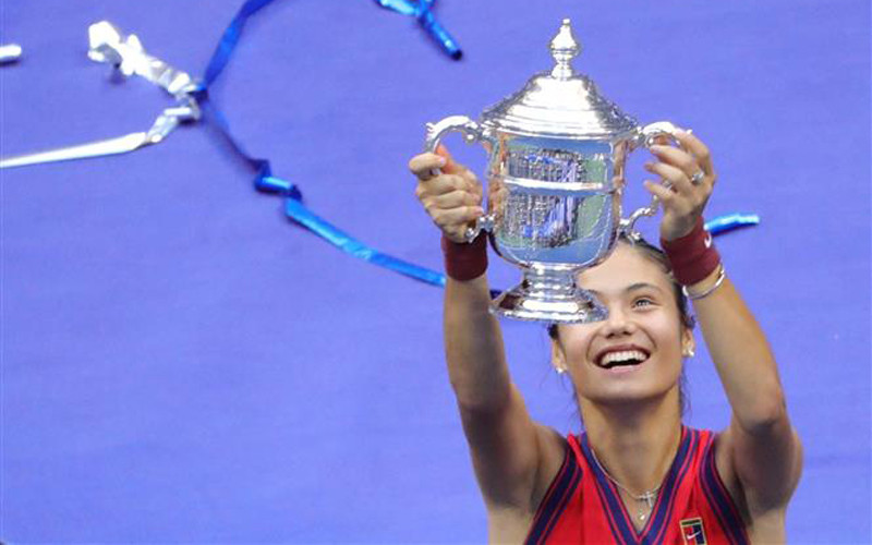 Emma Raducanu đoạt Cúp vô địch đơn nữ tại US Open 2021 ở New York (Mỹ), ngày 11/9/2021. (Ảnh: AFP/TTXVN)