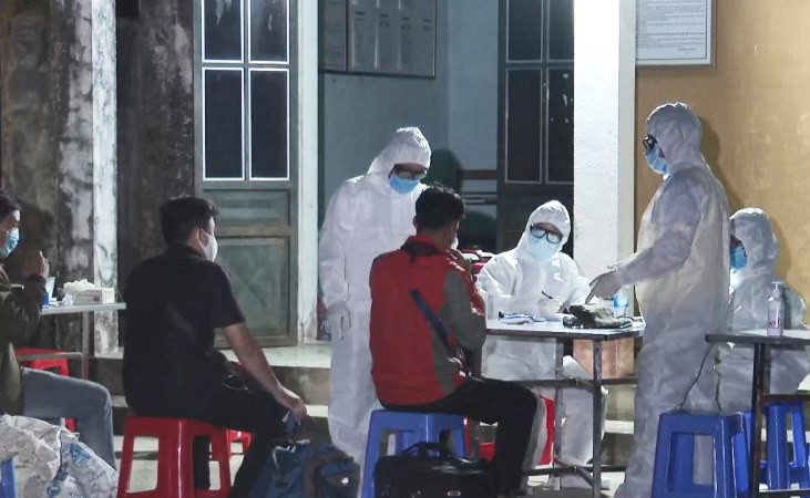 Kiểm tra thân nhiệt cho công dân tại Cửa khẩu quốc tế Tây Trang.