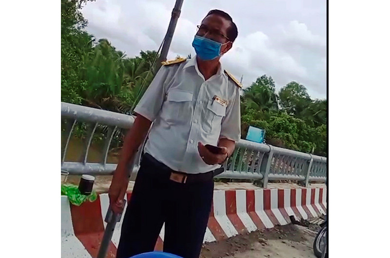 Ông Trần Khởi Nghĩa không chấp hành Chỉ thị 16. (Ảnh cắt từ clip lực lượng phòng, chống dịch Covid-19 huyện Châu Thành)