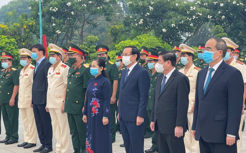 Đoàn đại biểu TP Hồ Chí Minh viếng Nghĩa trang Liệt sĩ TP Hồ Chí Minh.