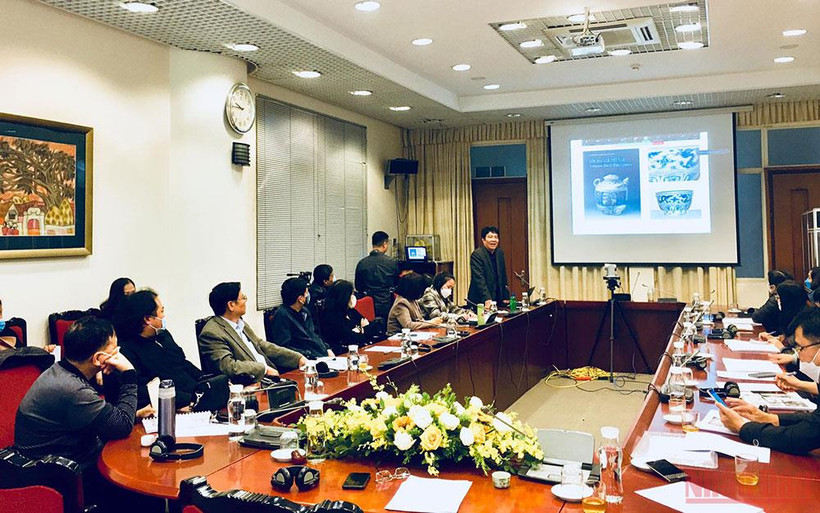 PGS.TS Bùi Minh Trí trình bày về gốm sứ ngự dụng phát hiện tại Hoàng thành Thăng Long. (Ảnh: THU HẰNG)